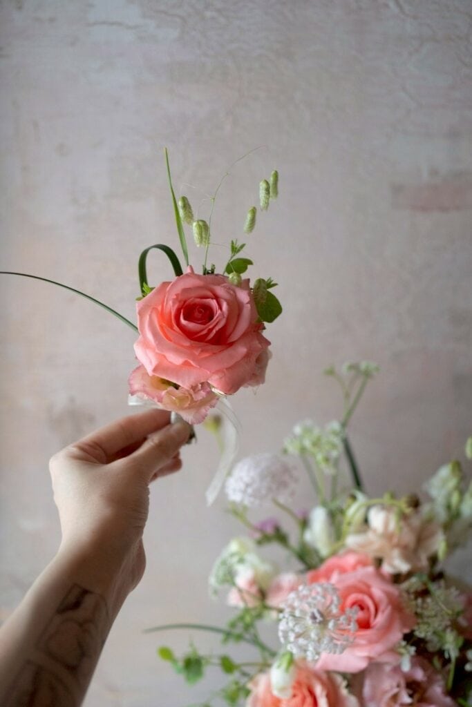 村家鮭女作品：胸花