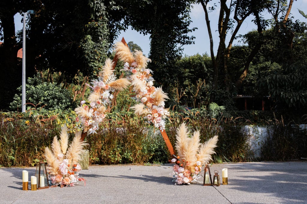 村花弄囍x美軍俱樂部的哈利波特主題的三角木拱門設計