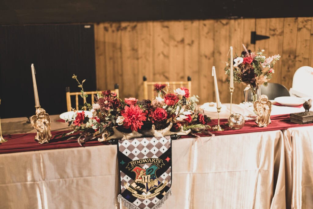 美軍俱樂部裡主題婚宴的桌花設計