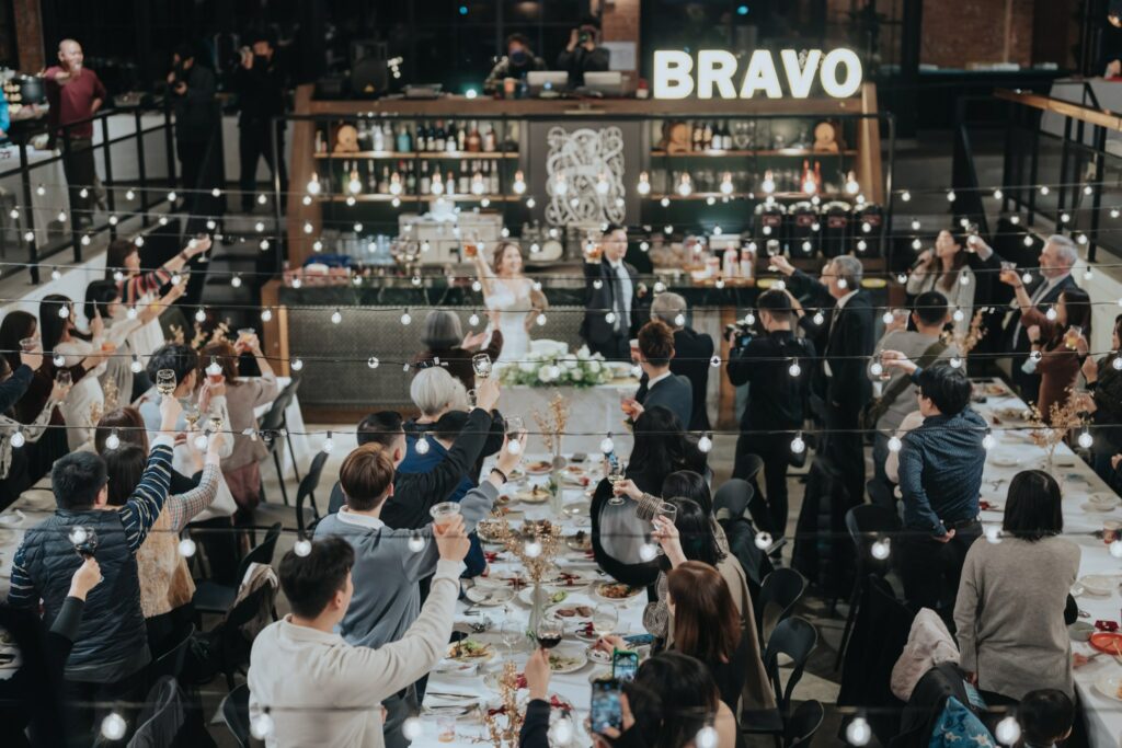 村花弄囍x美軍俱樂部的韓式自然風格室內桌花設計（俯拍圖）