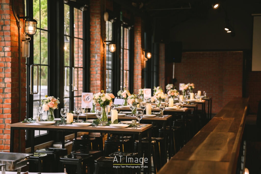 村花弄囍x美軍俱樂部的橘色和白色系桌花佈置