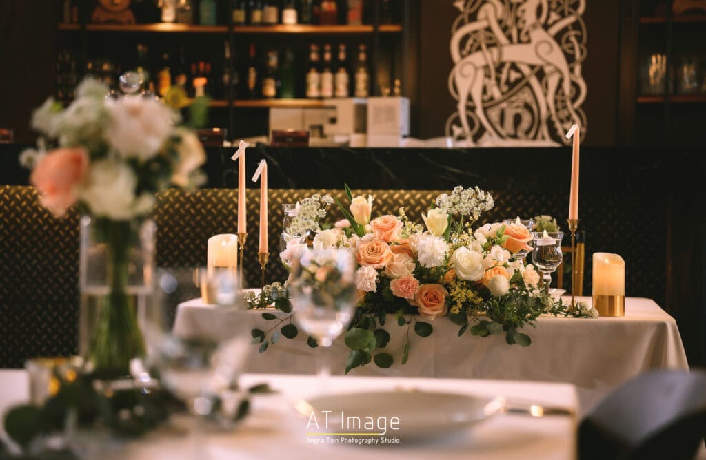 村花弄囍x美軍俱樂部的橘色和白色系桌花佈置