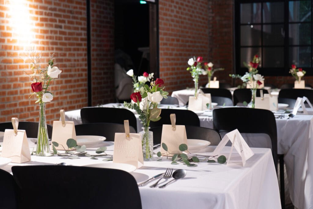 村花弄囍x美軍俱樂部的奶白色系室內桌花設計