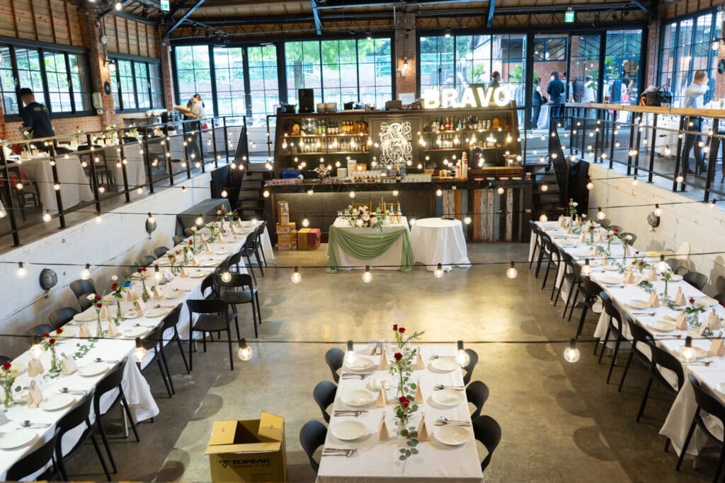 村花弄囍x美軍俱樂部的奶白色系室內桌花佈置