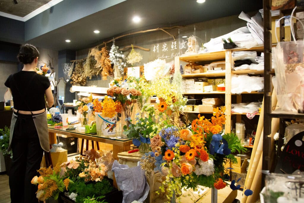 村家鮭女現場實拍圖，花藝師正在製作花束