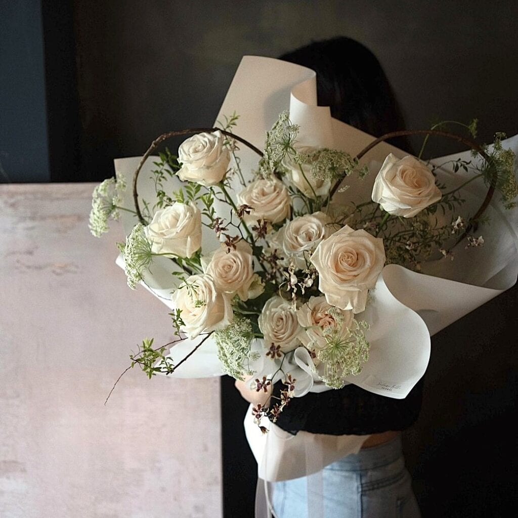 白色玫瑰求婚花束