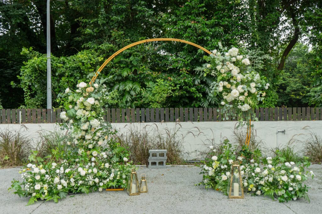 村花弄囍x美軍俱樂部的奶白色系圓形拱門設計