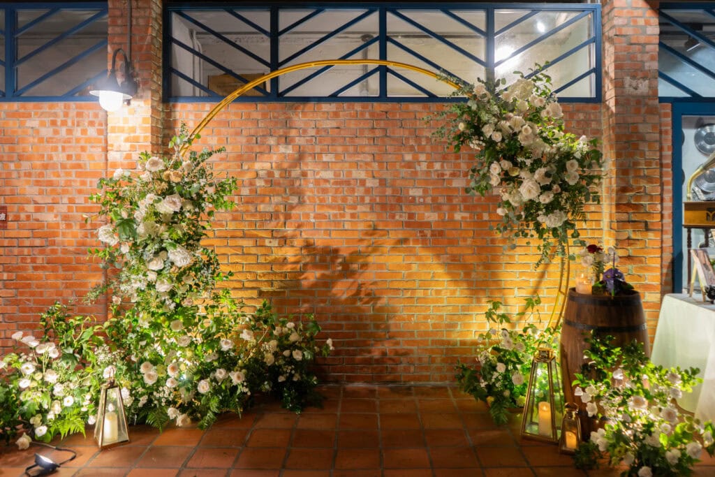 村花弄囍x美軍俱樂部的奶白色系圓形拱門設計（晚間拍攝）