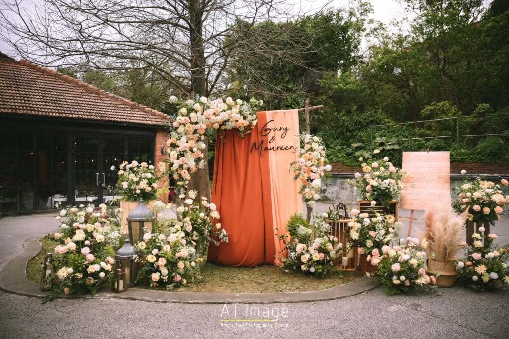 村花弄囍x美軍俱樂部的橘色系鮮花拱門加橘色布幔