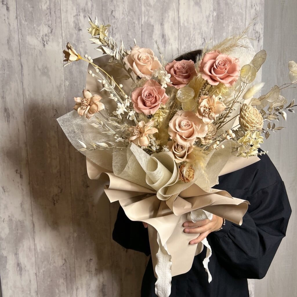 米色系求婚花束（圖片來源：村家鮭女）